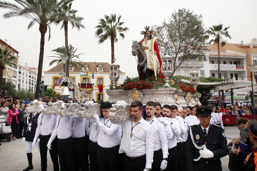 San Pedro Alcántara se vuelca con la Pollinica en el inicio de su Semana Santa