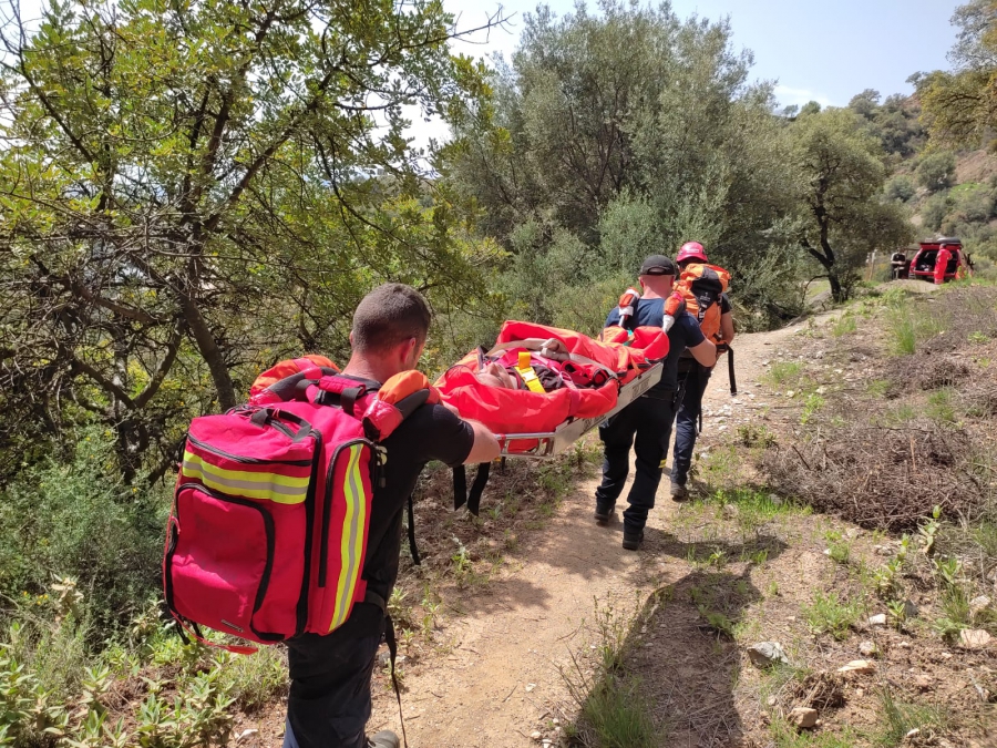 Los Bomberos de Marbella rescatan a un joven herido en el Cerro del Lago tras sufrir una caída de varios metros