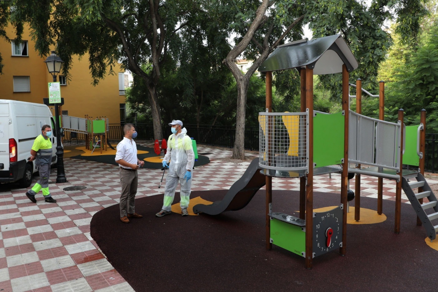 El Ayuntamiento refuerza los trabajos de limpieza, desinfección y mantenimiento en el centenar de parques infantiles del municipio