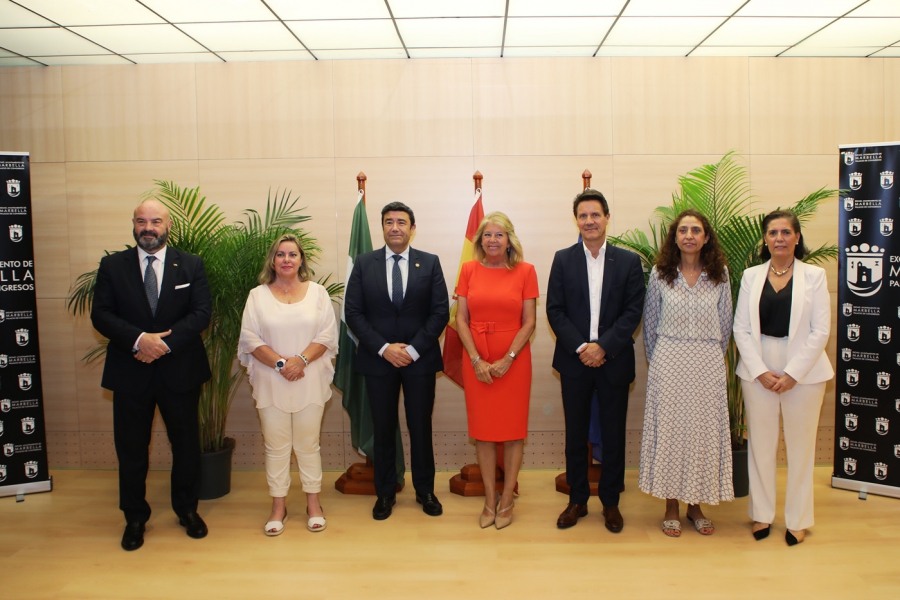 La alcaldesa se reúne con la nueva junta directiva del Cuerpo Consular de Málaga y destaca la importancia de que los residentes extranjeros se empadronen en la ciudad