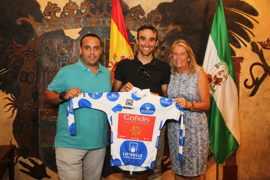 La alcaldesa recibe al deportista local Luis Ángel Maté y destaca su esfuerzo en la Vuelta Ciclista a España, donde ha obtenido el tercer puesto en la clasificación de montaña