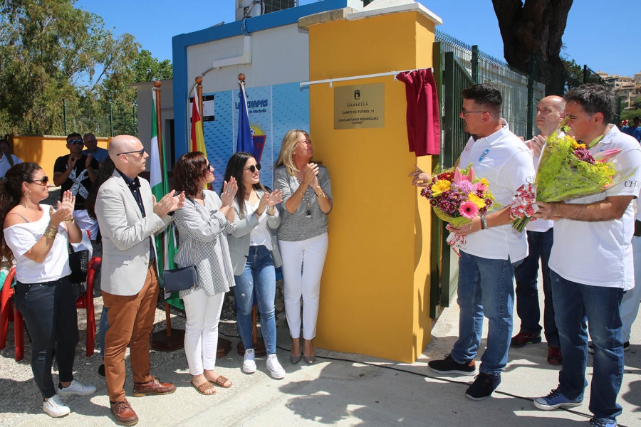 Marbella rinde un merecido homenaje a Juan Antonio Rodríguez ‘El Chino’ con el descubrimiento de una placa con su nombre en el campo de fútbol 11 de Las Chapas
