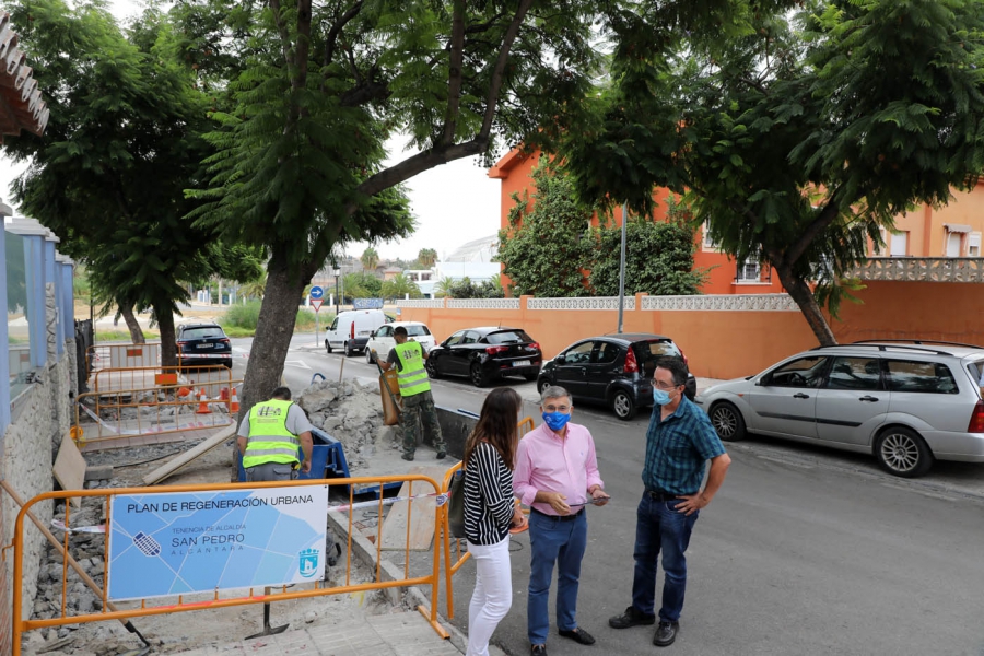 La Tenencia de Alcaldía de San Pedro Alcántara acondiciona el entorno de la calle Santa Elena para mejorar la movilidad peatonal