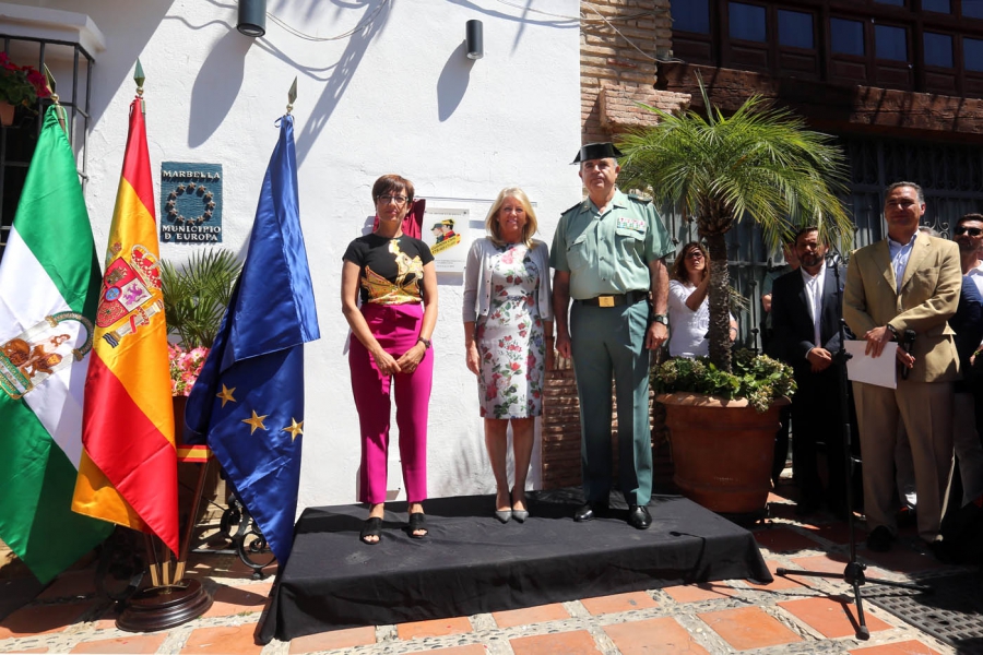 Marbella rinde tributo a la Guardia Civil, con motivo del 175 aniversario de su fundación, con una placa en su honor en el edificio consistorial