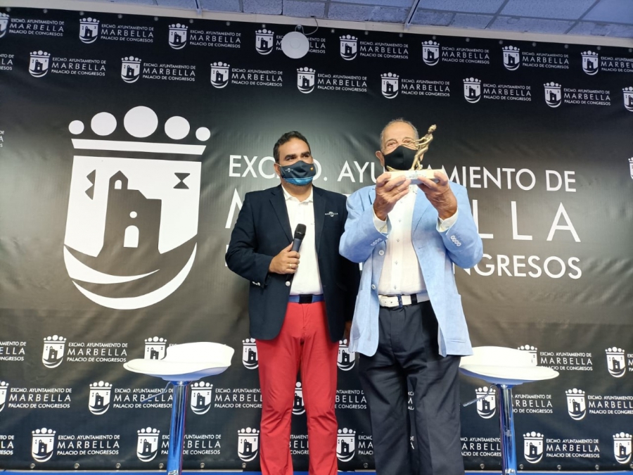 El Ayuntamiento inaugura el galardón ‘Marca Marbella Leyenda’ con su entrega al exjugador de baloncesto del Real Madrid y de la selección nacional Carlos Sevillano