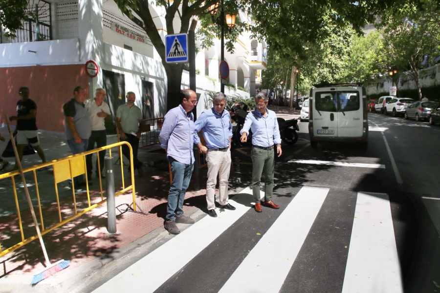 El Ayuntamiento habilita los primeros pasos de peatones inteligentes de Marbella dentro de una actuación de mejora de la seguridad vial en la avenida del Mercado y su entorno