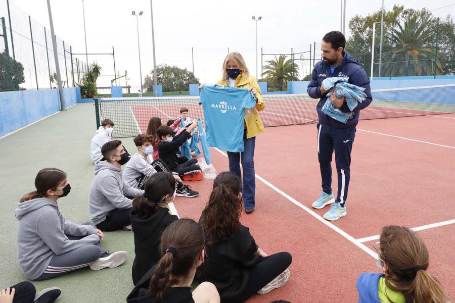 Marbella calienta motores para la Qualifier de Copa Davis con los primeros entrenamientos de los jóvenes deportistas locales que participarán como recogepelotas en la eliminatoria