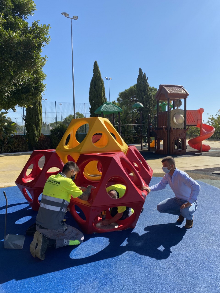 El Ayuntamiento continúa con el programa de renovación y modernización de parques infantiles con la incorporación de nuevos elementos de juego en el Polideportivo Paco Cantos