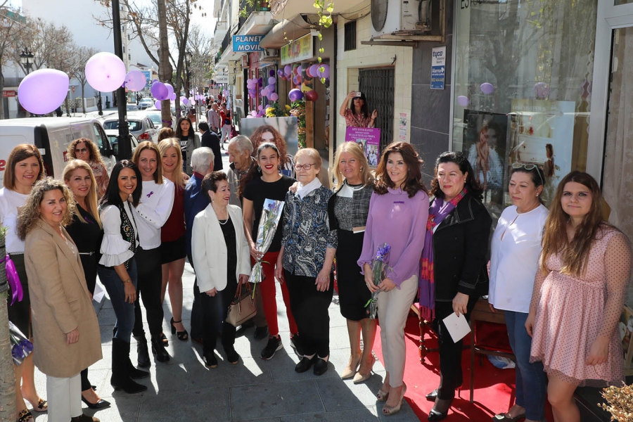 La alcaldesa asiste a la apertura de la exposición 'Mujeres empresarias en San Pedro Alcántara: Avenida Pablo Ruiz Picasso, una calle con luz propia'
