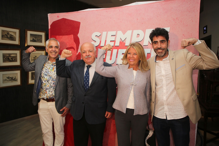 El consejero de Salud y la alcaldesa ensalzan la lucha de Pablo Ráez para impulsar las donaciones de médula en el estreno en Marbella de su documental 'Siempre fuerte'