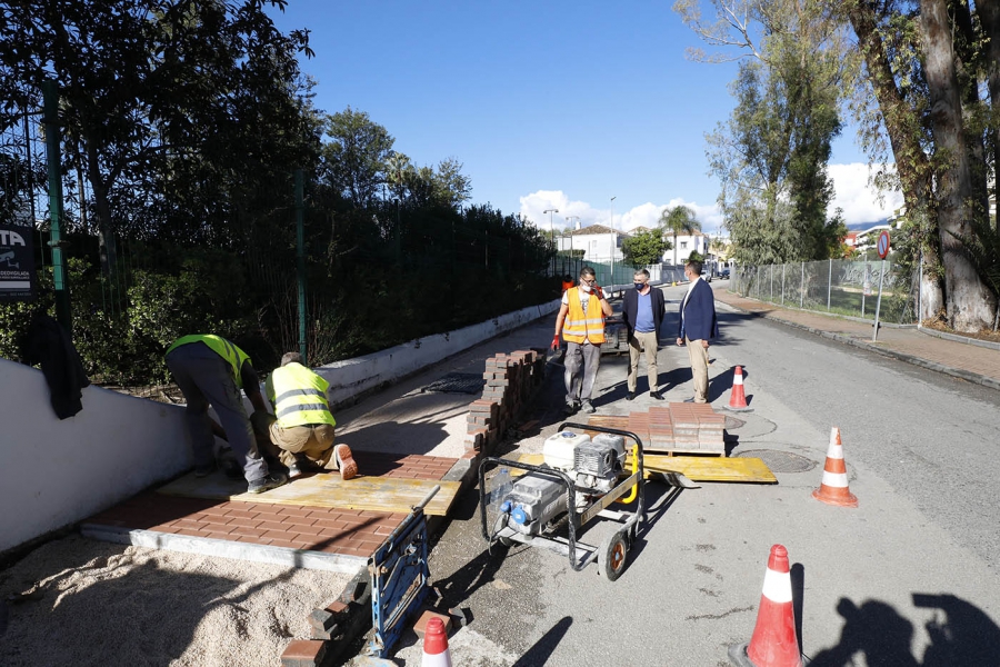 La Tenencia de Alcaldía de San Pedro Alcántara acondiciona el vial del Camino de la Granadilla para mejorar la accesibilidad y seguridad vial en la zona de Guadalmina Alta