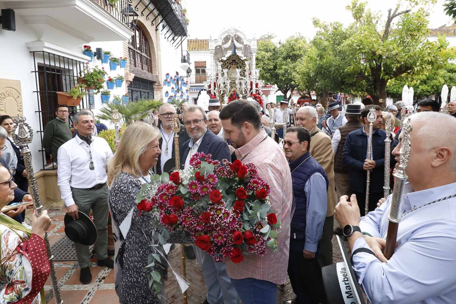La alcaldesa acompaña a la Hermandad del Rocío en el inicio de su camino a Almonte