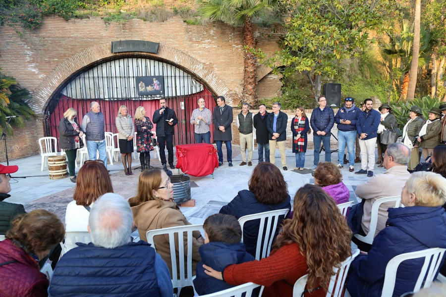 La alcaldesa asiste a la inauguración del Belén de la Asociación de Vecinos El Calvario-Huerta Belón