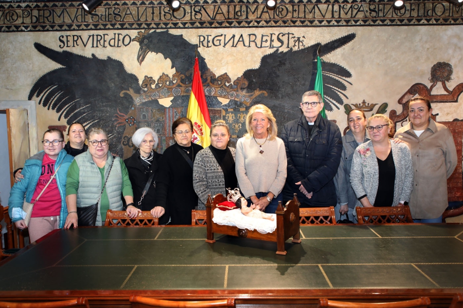 La alcaldesa ha recibido a la junta de la Hermandad Virgen del Carmen de Marbella, que continúa su recorrido con el Recién Nacido por residencias y domicilios de personas mayores del municipio