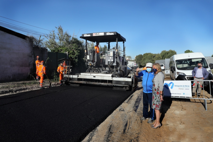 El Ayuntamiento realiza actuaciones de acondicionamiento y asfaltado en la prolongación de la calle José Iturbi y mejora el acceso y la seguridad vial en el entorno del Polígono La Ermita