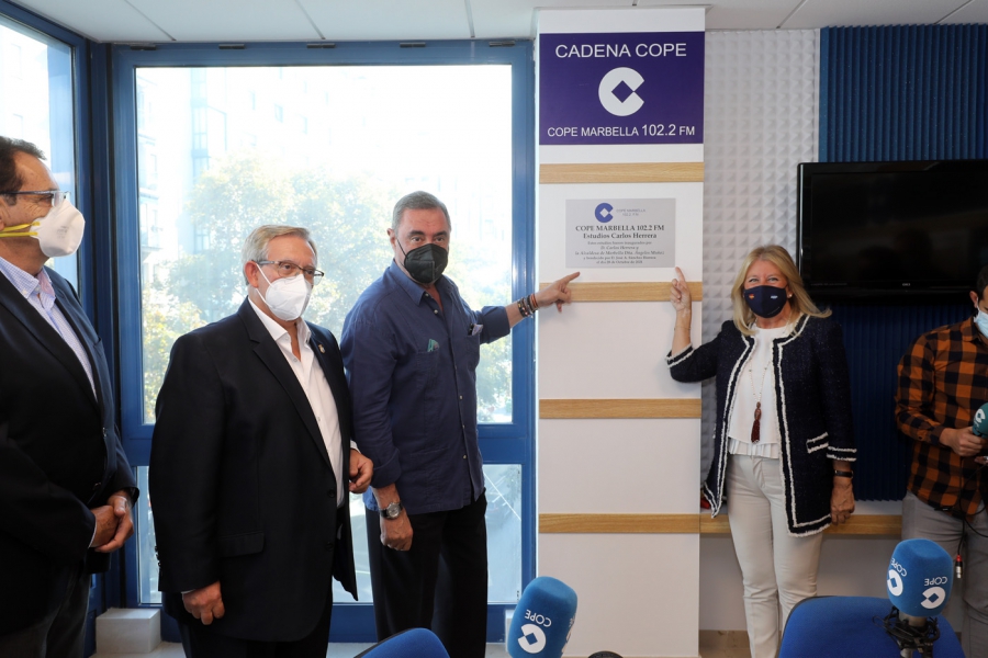 La alcaldesa respalda a Cope Marbella en la inauguración oficial de sus nuevos estudios con el programa nacional conducido por Carlos Herrera