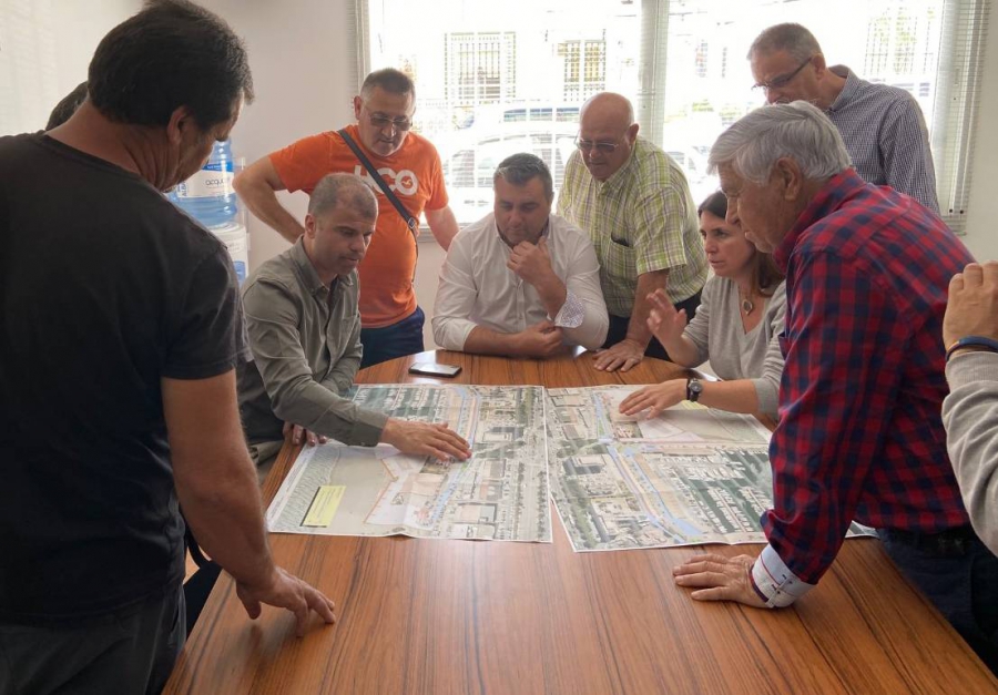 El Ayuntamiento traslada a la Cofradía de Pescadores el proyecto de mejora del Puerto Pesquero La Bajadilla