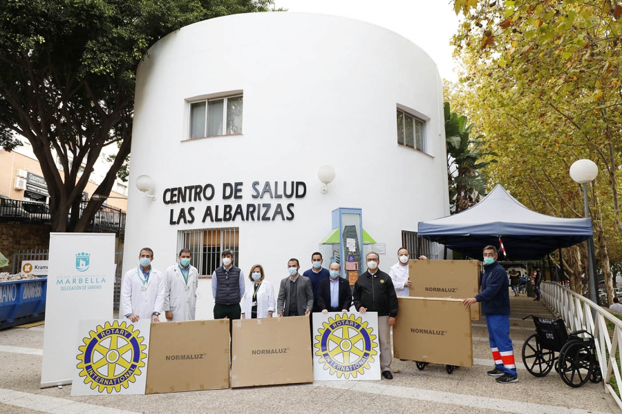 El Ayuntamiento destaca el compromiso de Rotary Club Marbella para frenar la pandemia con la donación de medio centenar de mamparas a los centros de salud de Las Albarizas y Leganitos