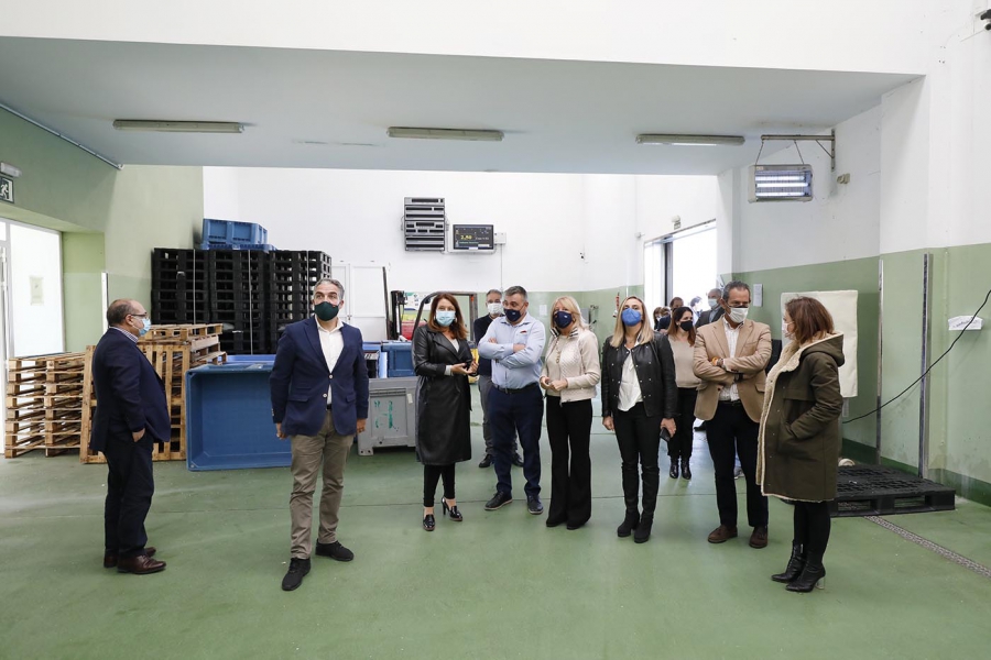 La alcaldesa subraya el compromiso y el esfuerzo inversor de la Junta de Andalucía en la inauguración de la nueva fábrica de hielo y el inicio de los trabajos de demolición de la antigua lonja del Puerto de La Bajadilla
