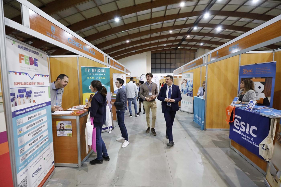 Más de 130 empresas e instituciones ofertan hoy su programa formativo en el Palacio de Congresos en la segunda jornada de la Feria de Empleo