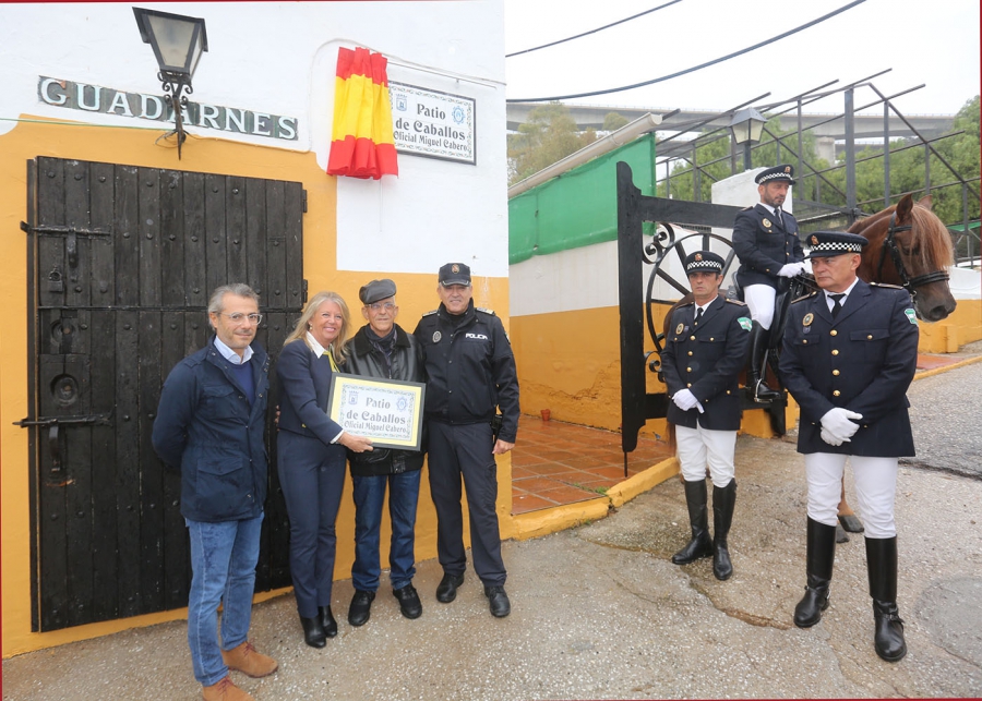 La Policía Local rinde homenaje al oficial de la unidad canina y del escuadrón de caballería Miguel Cabero por su profesionalidad y compañerismo