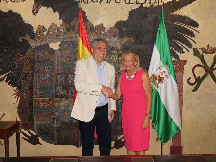 La alcaldesa recibe en el Ayuntamiento al regidor del municipio brasileño de Guarujá