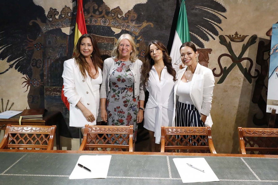 La alcaldesa firma un convenio con la Fundación Global Gift para respaldar su trabajo social en la ciudad y destaca la labor como embajadoras de Marbella de Eva Longoria y María Bravo