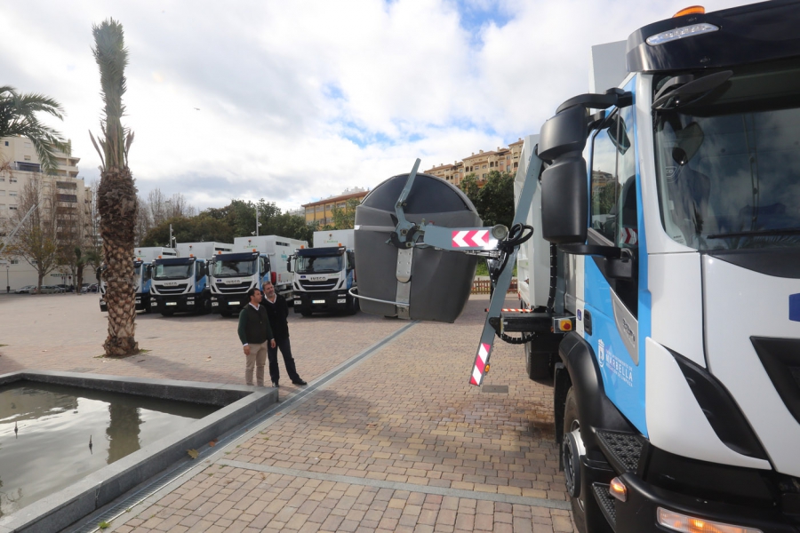 Limpieza incorpora a su flota siete nuevos camiones de recogida de carga lateral “para reforzar el servicio y optimizar los costes de combustible y mantenimiento”