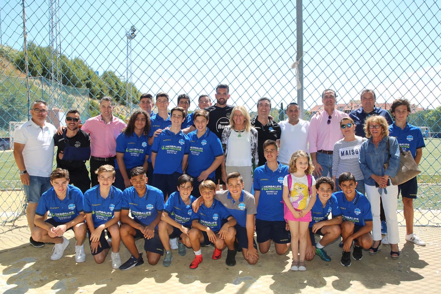 La regidora felicita al equipo infantil del Marbella Paraíso CF por su ascenso a Primera Andaluza