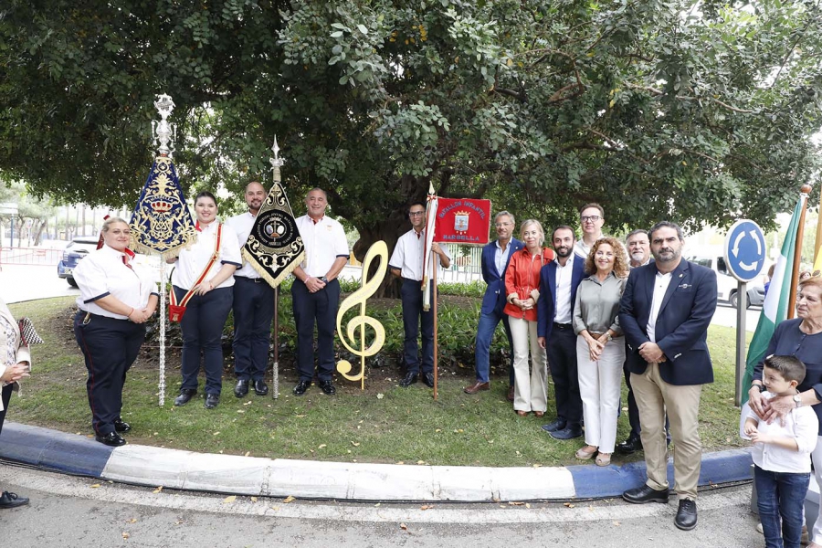 El Ayuntamiento rinde homenaje a la Agrupación Musical Batallón de Marbella poniéndole su nombre a la rotonda de Plaza de Toros e instalando la figura simbólica de una clave de sol