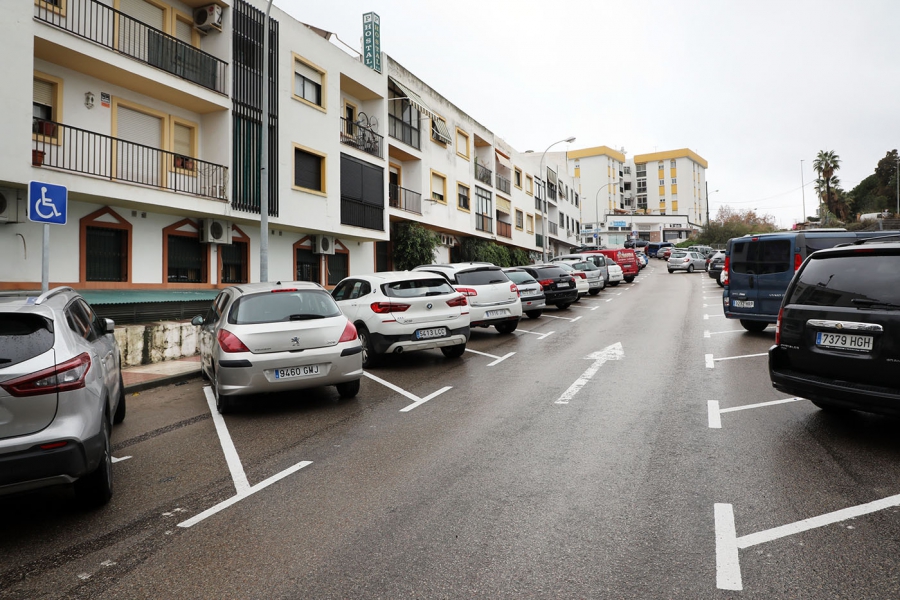 El Ayuntamiento remodela las calles Geranios, Bahía y Doña Juanita de San Pedro Alcántara para incrementar en medio centenar las plazas de aparcamiento