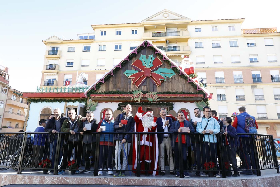 Medio centenar de usuarios de Aspandem, Afesol y Valores visitan la Casa de Papá Noel en San Pedro Alcántara y le entregan en persona sus cartas de deseos