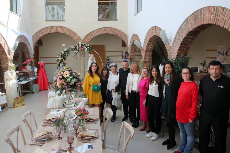 La alcaldesa visita 'Marbella se viste de boda', que reúne a una quincena de empresas especializadas en la organización de eventos en el Hospital Real de la Misericordia