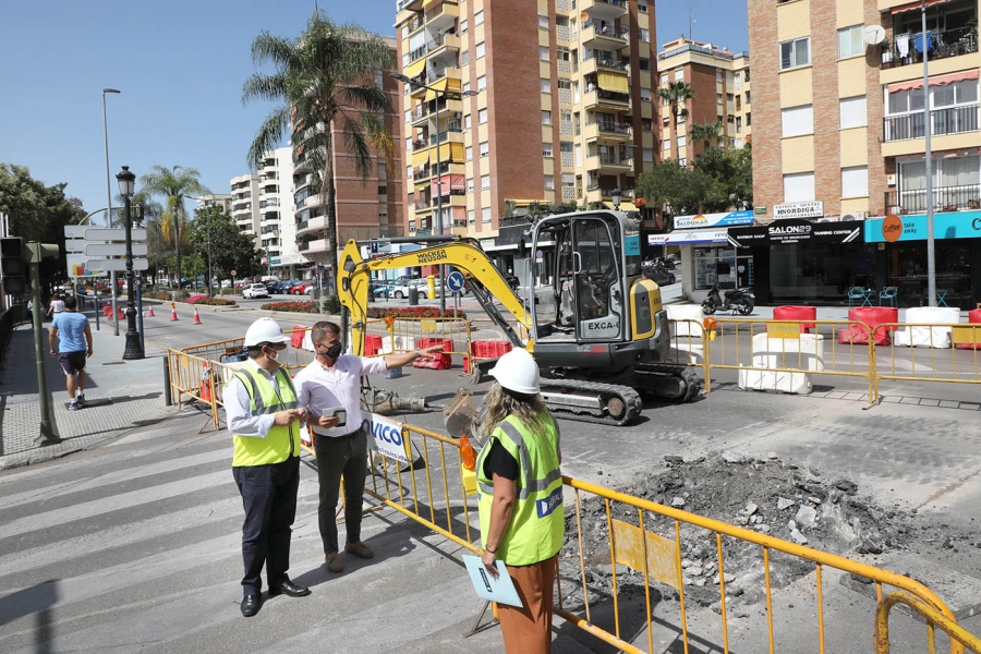 El Ayuntamiento mejora el saneamiento en el cruce entre la avenida Ricardo Soriano y la calle Marqués de Linares para dar solución a los problemas de inundaciones en la zona