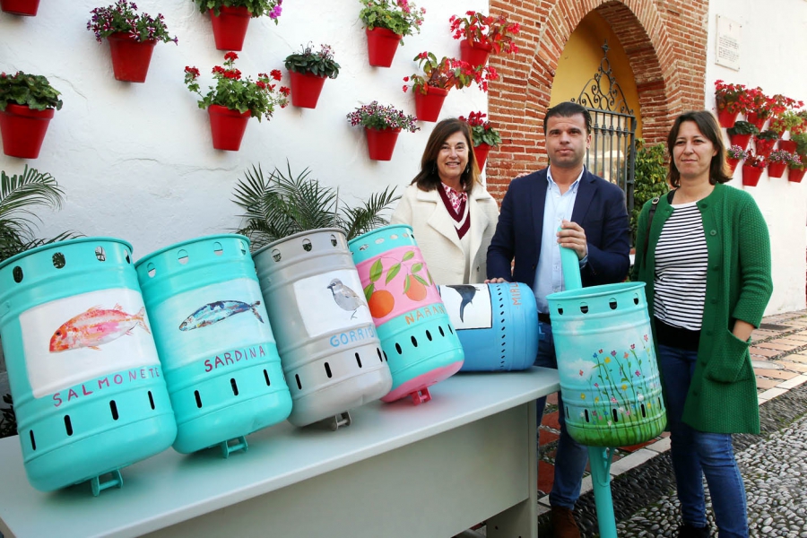 La concejalía de Limpieza instala medio centenar de papeleras recicladas y convertidas en arte urbano en el Casco Antiguo de Marbella