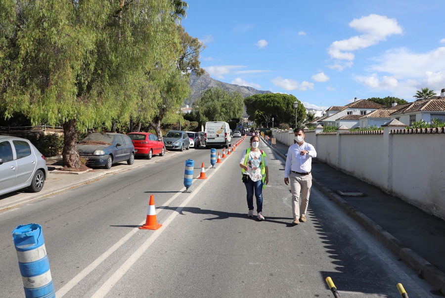 El Ayuntamiento trabaja en la mejora de la seguridad vial y del alumbrado en un tramo de la avenida del Prado a la altura de la urbanización de Las Alamandas