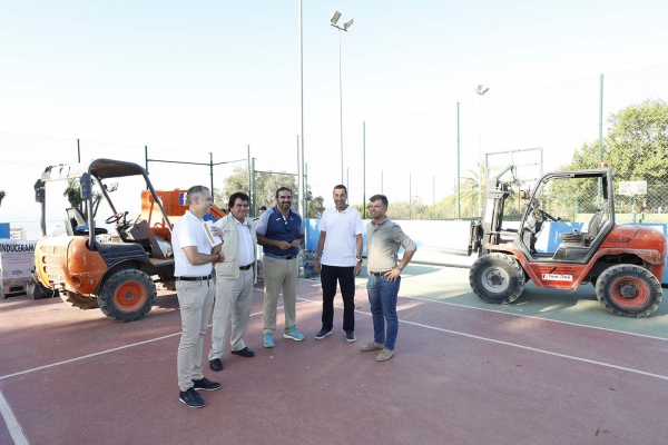 El Ayuntamiento realiza actuaciones de remodelación en las tres pistas de tenis del Polideportivo Paco Cantos, a las que suma las activas en otras cuatro instalaciones y una quincena más que ejecutará hasta fin de año