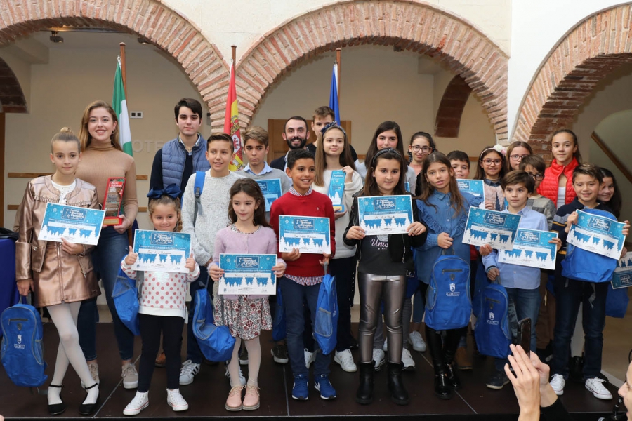 El Ayuntamiento entrega los premios del concurso de Postales Navideñas y Microrrelatos