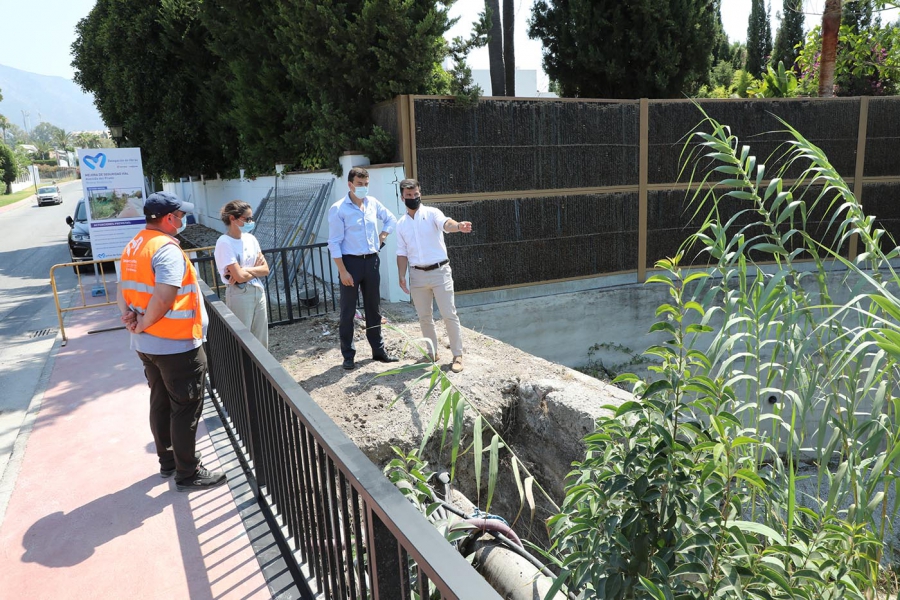 El Ayuntamiento mejora la seguridad de los vecinos de Nueva Andalucía con la protección del arroyo Benabolá a su paso por la avenida del Prado