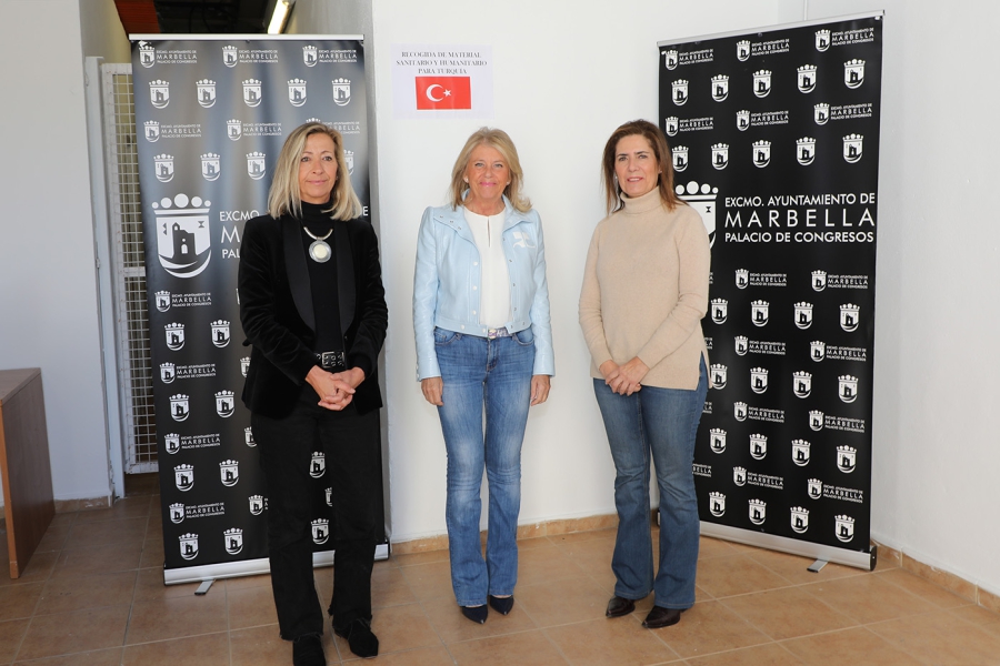 La alcaldesa subraya la solidaridad de Marbella durante su visita al punto de recogida de material humanitario habilitado en el Palacio de Congresos para Turquía y Siria