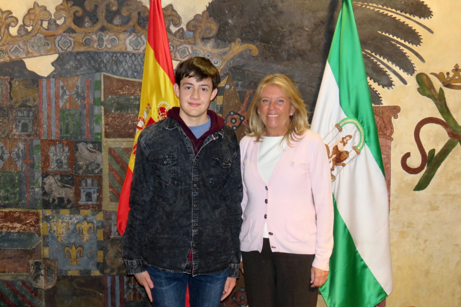 La alcaldesa felicita al joven José Ángel Gálvez tras su clasificación en la fase local de la Olimpiada Matemática Española con la mejor puntuación entre 100 estudiantes