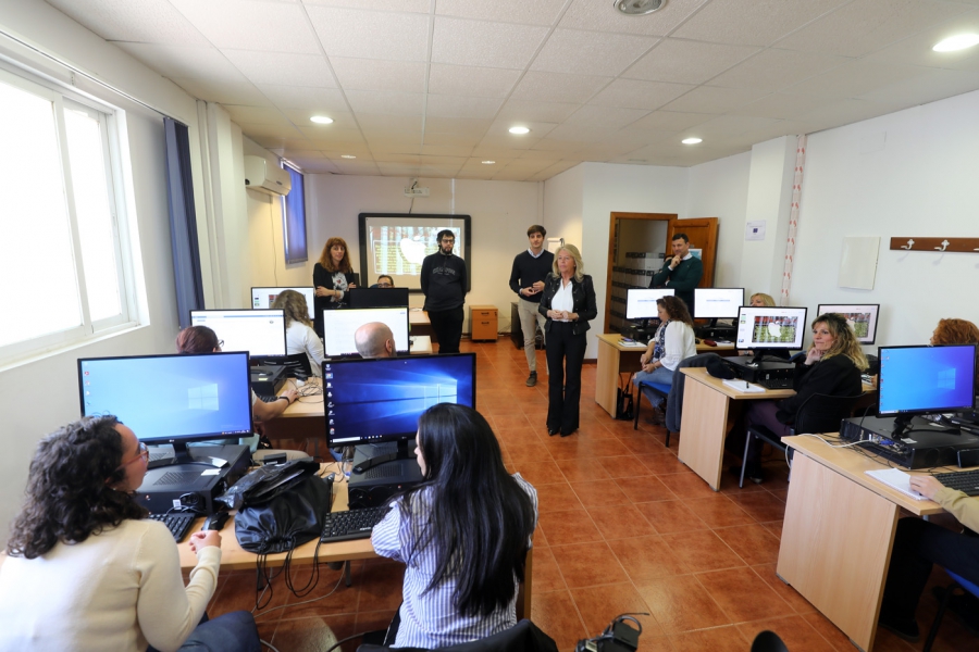 La alcaldesa destaca el nivel de empleabilidad de la Lanzadera Conecta Empleo de Marbella, cuya primera edición logró que el 50 por ciento de sus participantes encontrasen trabajo