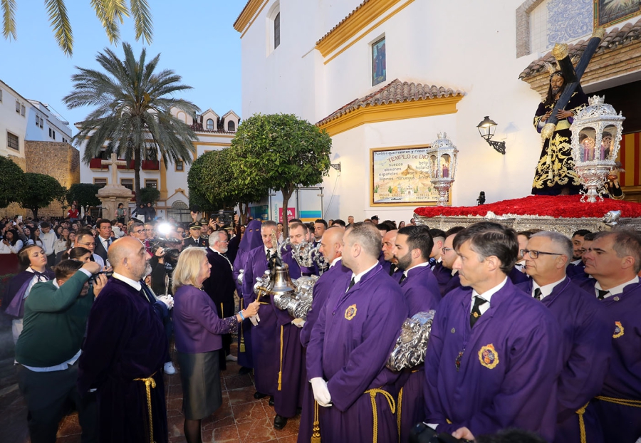 Marbella vive con emoción la salida procesional del 'Nazareno' en el Miércoles Santo