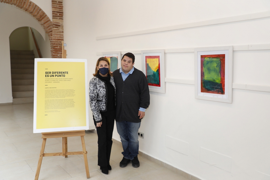 El Hospital Real de la Misericordia alberga la clausura de la exposición ‘Ser diferente es un punto’ que ha recogido una veintena de obras del joven artista Alberto Amate