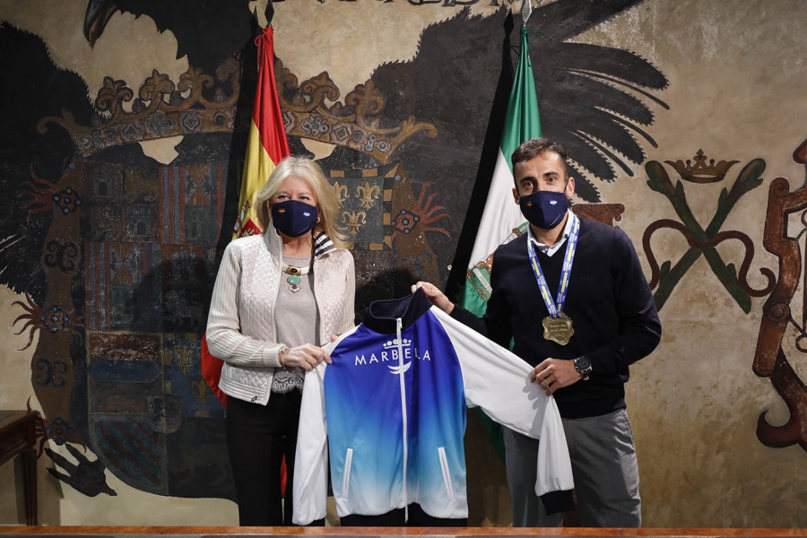 La alcaldesa felicita a los deportistas Javier Díaz Carretero y Marina Castro por sus recientes éxitos y destaca su contribución a la promoción de la ciudad de la mano del programa Marca Marbella