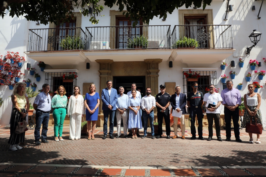Marbella se suma al acto de cinco minutos de silencio en homenaje a Miguel Ángel Blanco, coincidiendo con el 25 aniversario de su asesinato, y como muestra de solidaridad con las víctimas del terrorismo