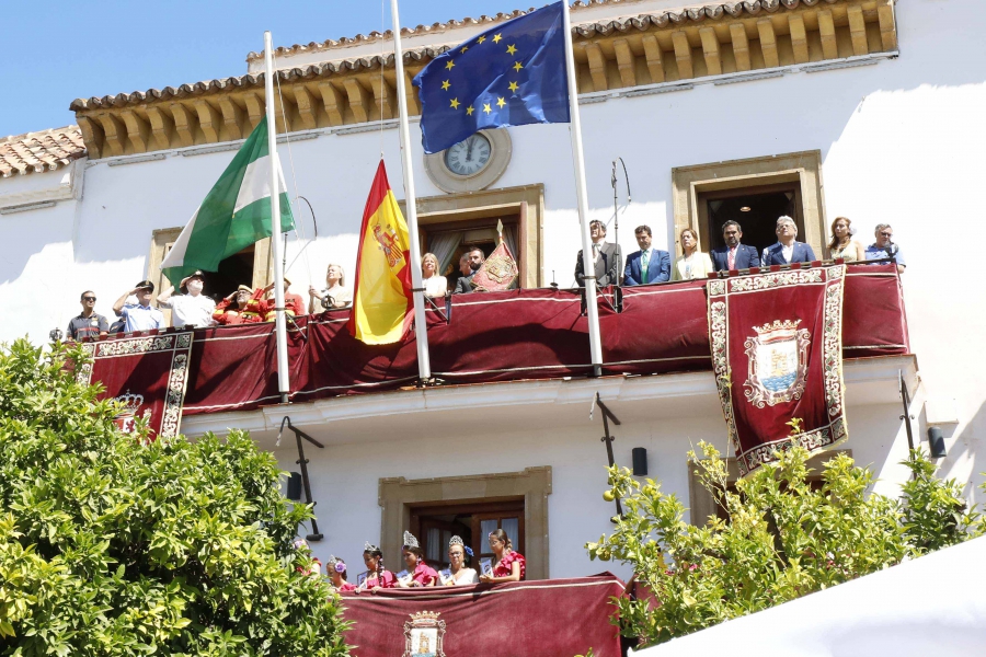 La colocación del Pendón de la ciudad y la izada de banderas en el balcón del Ayuntamiento marcan la jornada previa al Día Grande de Marbella en honor al Santo Patrón San Bernabé