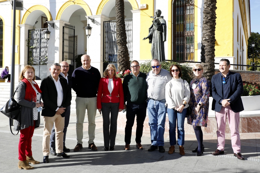 La alcaldesa muestra el respaldo del Ayuntamiento a la nueva junta directiva de la Hermandad del Santo Patrón San Pedro de Alcántara y destaca “la dedicación y experiencia” de sus integrantes