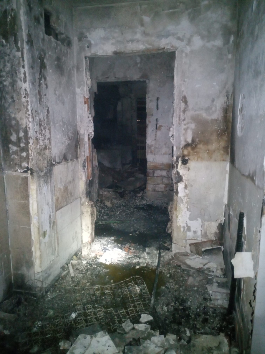 Bomberos consiguen extinguir un incendio en una vivienda deshabitada de Las Albarizas y evitar que el fuego se propague al resto del edificio