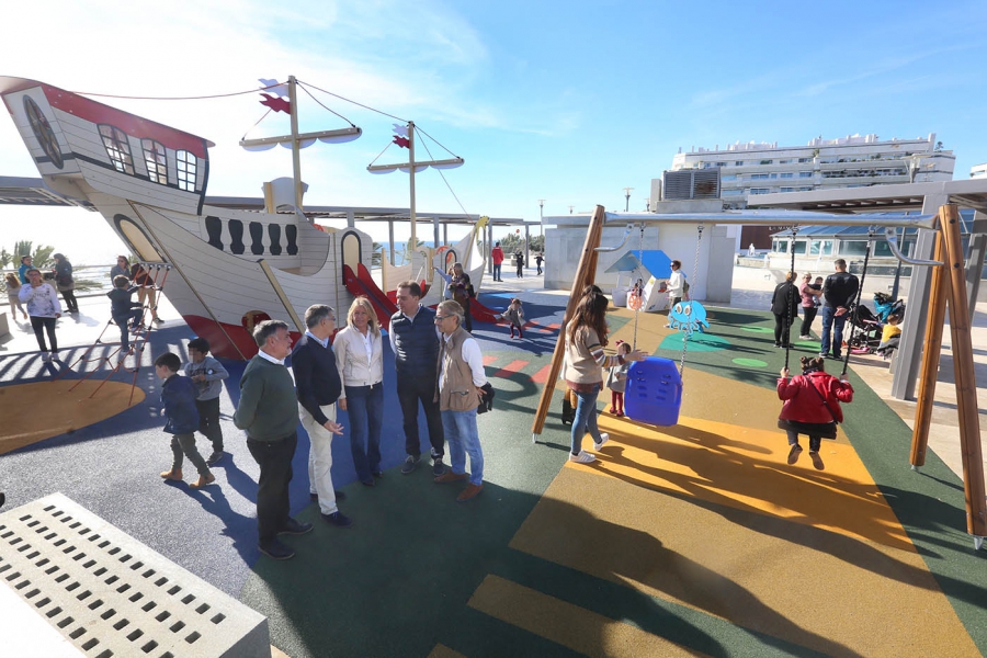 El Ayuntamiento continúa la puesta en valor de la Plaza del Mar con la apertura de un área de juegos infantiles de más de 200 metros cuadrados